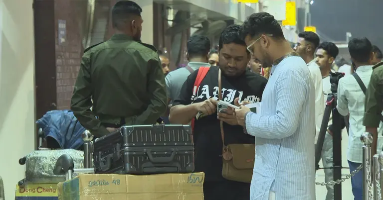 বিমানবন্দরে অপেক্ষমান যাত্রীরা